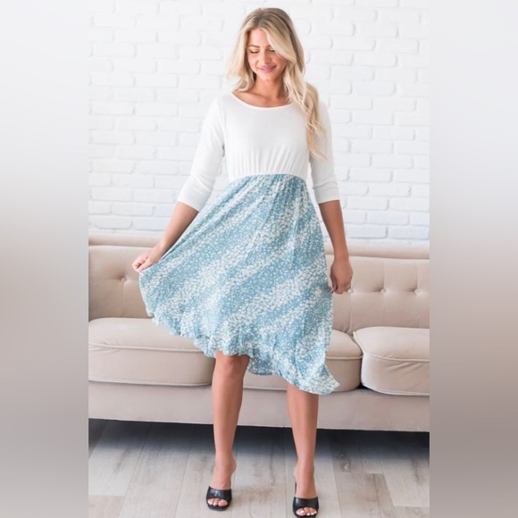 The Juni Midi Floral High Low Skirt
Style Dress - Picture 5 of 6